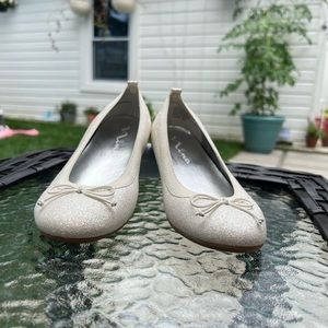 Girls metallic silver/white Nina dress shoes,  size 3 1/2